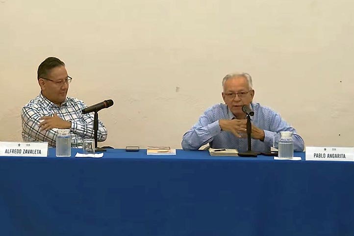 La mesa de exposición en el IIH-S, con Alfredo Zavaleta Betancourt y Pablo Emilio Angarita Cañas 