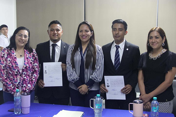 Los jóvenes acompañados de las integrantes del jurado 