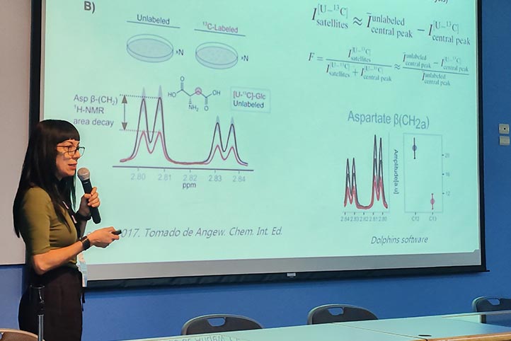La ponente explicó que la RMN ayuda en el análisis de las conexiones atómicas 
