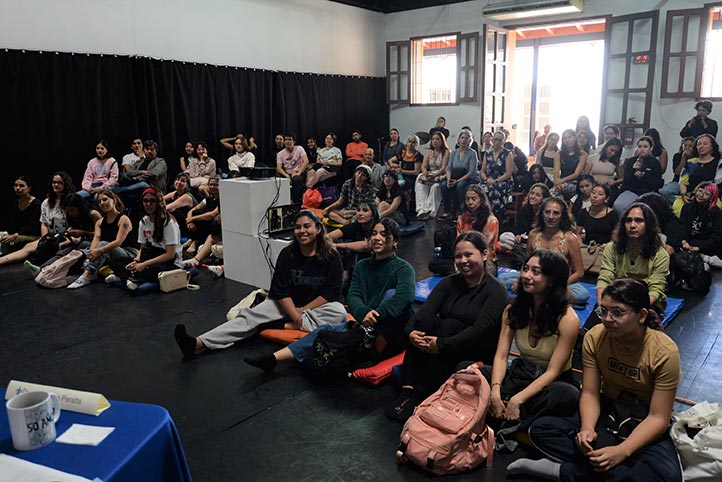 Alumnos y profesores de la facultad atendieron al conversatorio para escuchar las vivencias de sus docentes 