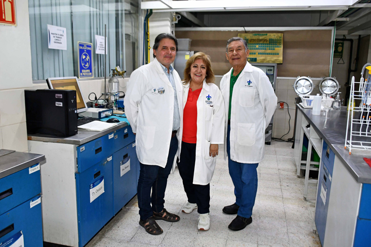 Pedro Javier García, María Estela Montes y Sergio Fuentes trabajan en el proyecto “Fotocatalizadores para el tratamiento de agua contaminada con fármacos” 