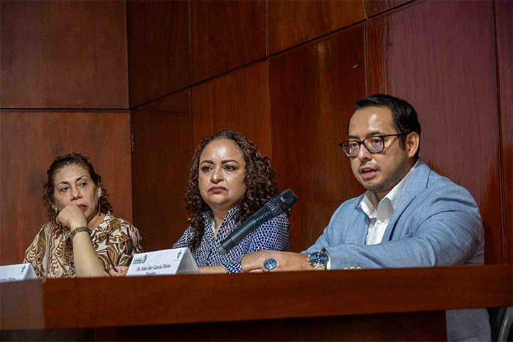 Araceli Reyes López, Aleida Elvira Martínez Harlow y Alan Jair García Flores, en la inauguración del 2º Seminario Internacional “Retos y perspectivas de la política educativa en Latinoamérica: una visión multidisciplinar”