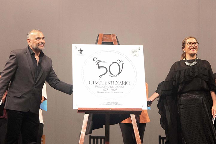 Luis David Pérez y Beatriz Sánchez develaron la placa conmemorativa del 50 aniversario de la Facultad de Danza 
