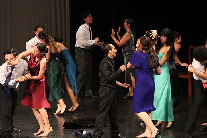 En la puesta en escena participaron estudiantes y docentes, bajo la dirección del coreógrafo y bailarín Franko Schmidt 
