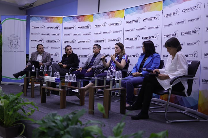 Expertos de México y Colombia coincidieron en el panel en que la educación digital y la acción colectiva son clave para proteger a las infancias en línea 