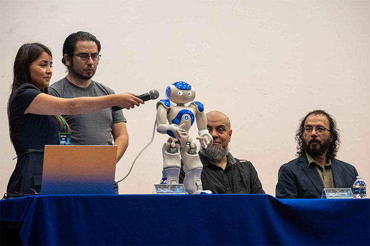 El robot “Naolinco”, del IIIA UV, llevó un mensaje alusivo al evento académico 