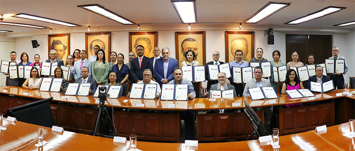 Autoridades de la UV recibieron el reconocimiento por cumplir con los más altos estándares internacionales en gestión educativa 
