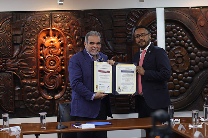 El rector Martín Aguilar Sánchez recibió el reconocimiento de certificación de manos de Samuel Friarte Córdova Espino, miembro del Consejo Directivo del Educert 