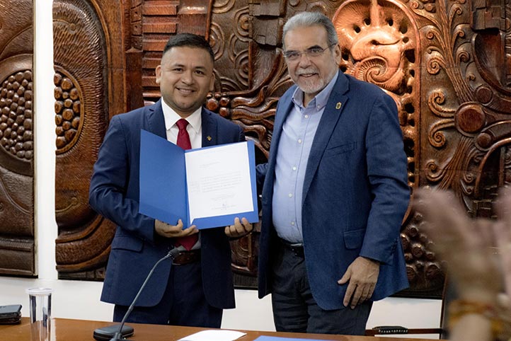 El rector de la UV, Martín Aguilar Sánchez nombró a José Luis Sánchez Leyva como nuevo titular de la DGDAIE 
