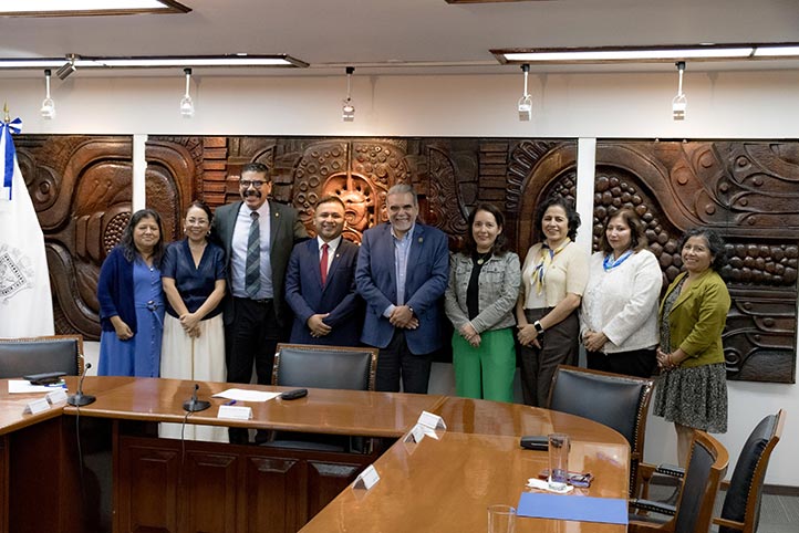 El nuevo director de la DGDAIE, acompañado por el Rector de la UV, así como por funcionarias y funcionarios  