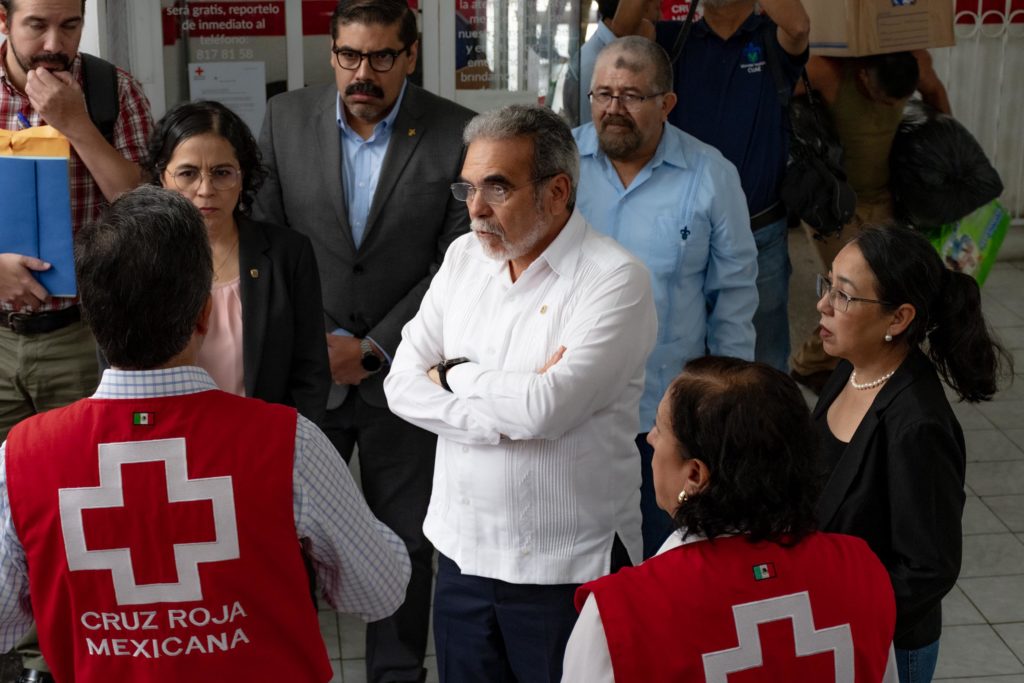 El rector de la UV, Martín Aguilar Sánchez, y autoridades universitarias, durante la entrega de los apoyos a la Cruz Roja Mexicana