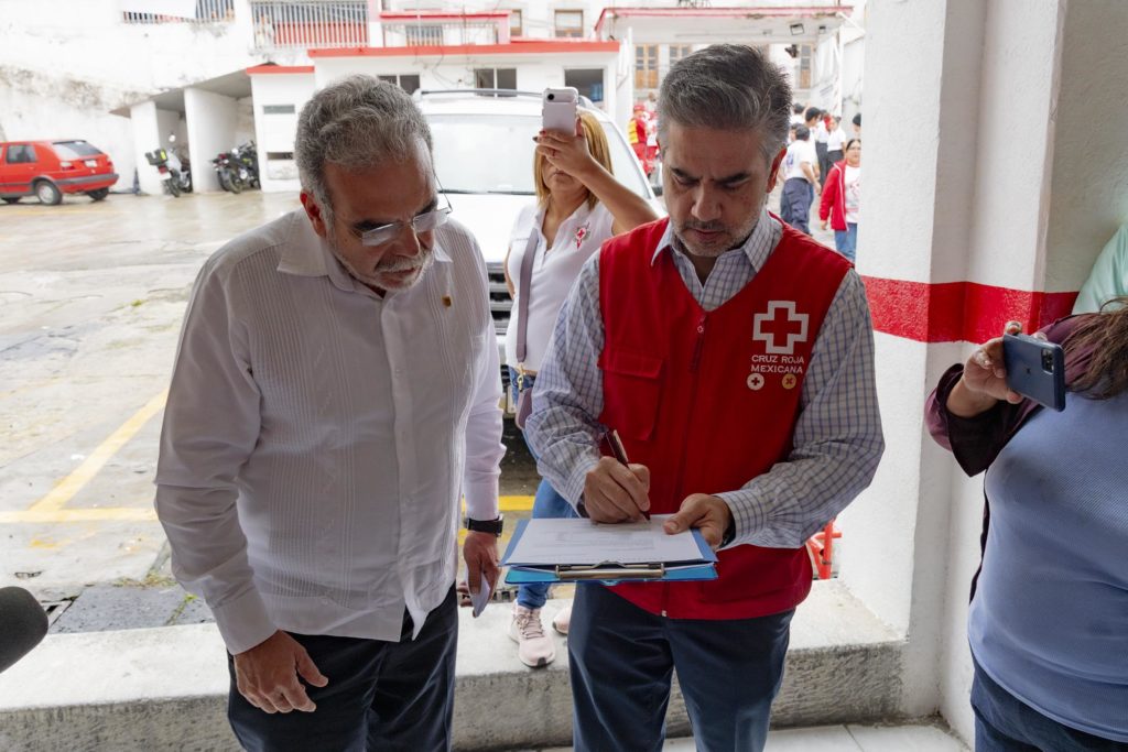 Martín Aguilar Sánchez y Antonio Limón Cházaro, durante la entrega formal de los víveres en las instalaciones de la Cruz Roja Mexicana