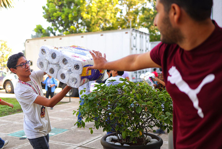 Estudiantes voluntarios participan en el proceso de recolección, organización y entrega de víveres 