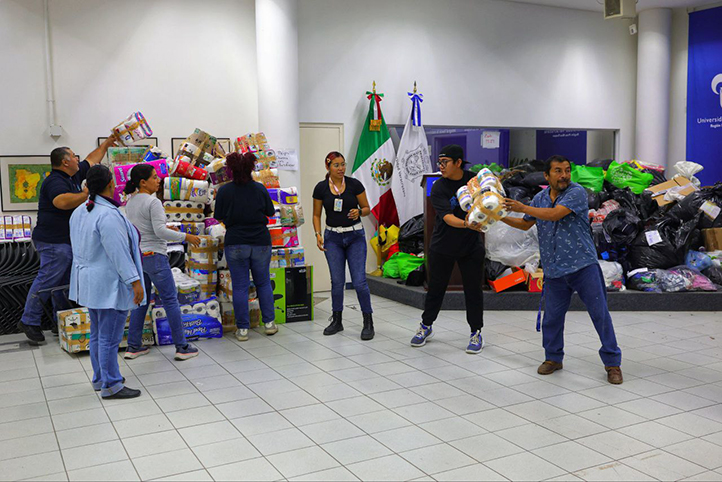 Universitarios colaboran en el inventario de los artículos de primera necesidad 