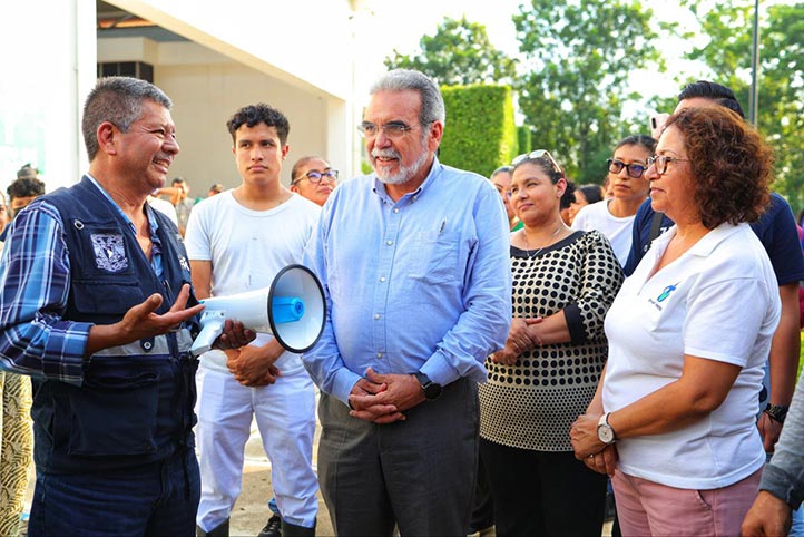 El rector Martín Aguilar Sánchez y la vicerrectora regional Liliana Cuervo López agradecieron el respaldo de la UNAM durante la entrega del apoyo 