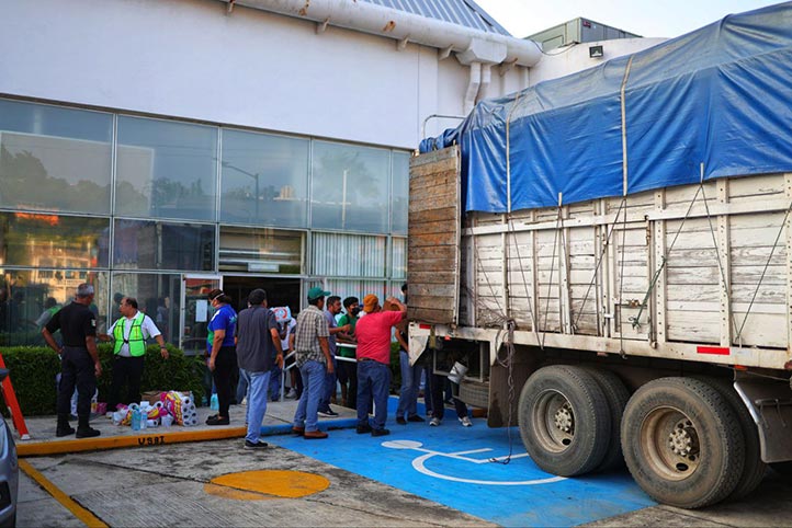 Camiones de la UNAM arribaron a la USBI Poza Rica - Tuxpan con víveres para las y los afectados