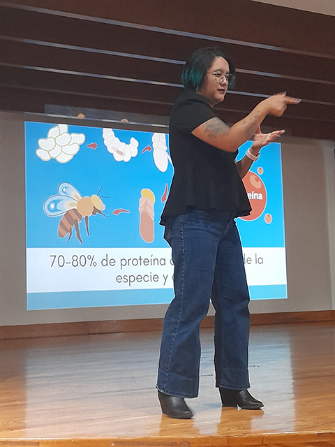 La charla-taller contó con la traducción en Lengua de Señas Mexicana 