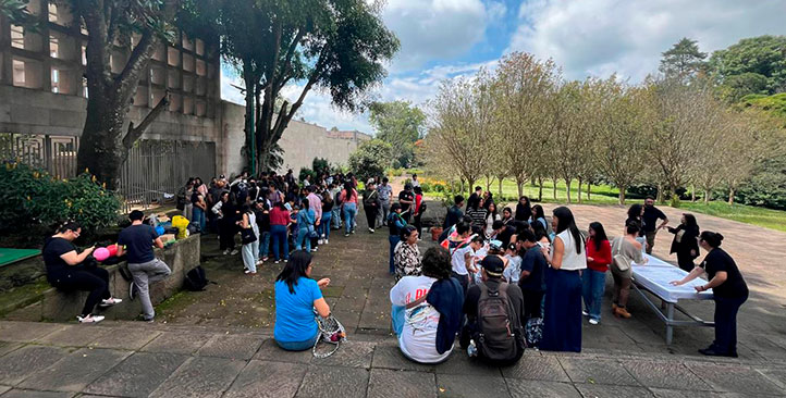 Chicos y grandes participaron en las dinámicas interactivas para conocer más de la entomofagia 