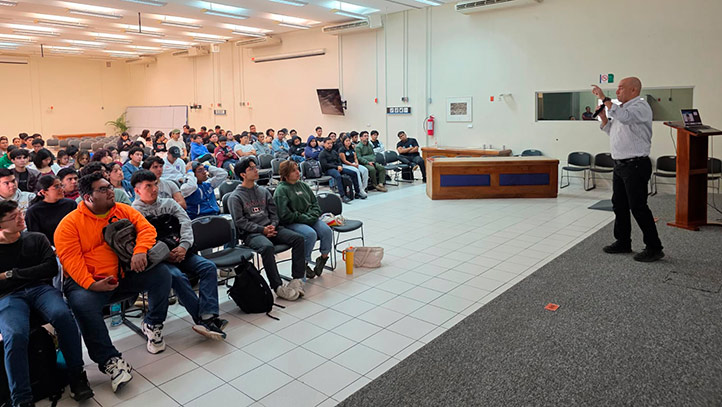 El decano ofreció dos conferencias a diferentes públicos 