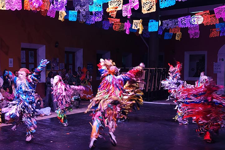 Alumnos caracterizados de “tiliches” oaxaqueños  