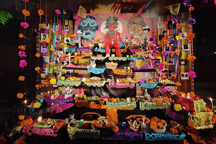 Altar de muertos montado por estudiantes de la Facultad de Danza  