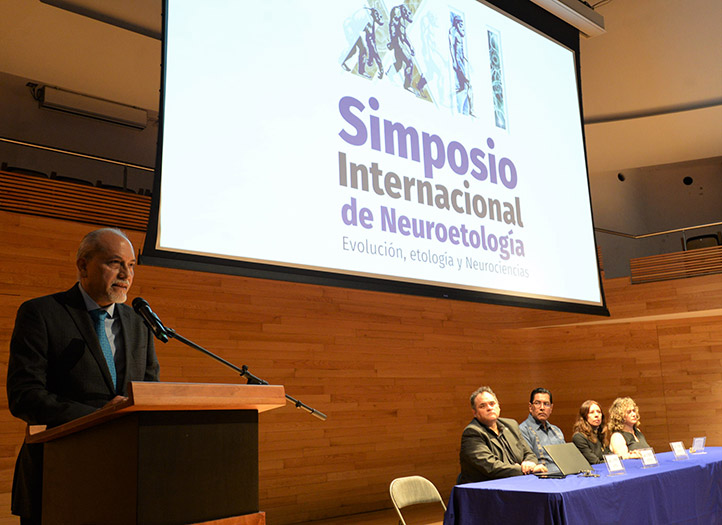 Jorge Morales, director del Instituto de Neuroetología, dio la bienvenida a los asistentes al evento que se realizará los días 3 y 4 de noviembre 