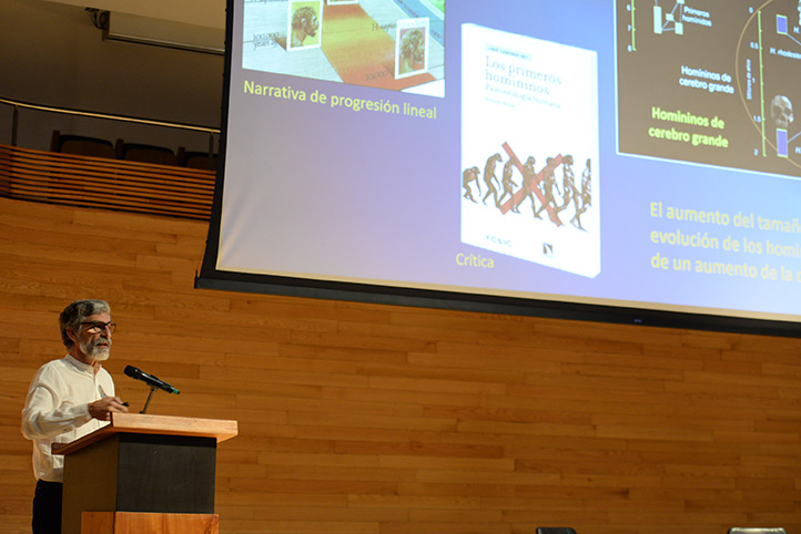  Antonio Rosas, paleobiólogo español del Museo Nacional de Ciencias Naturales, impartió la conferencia inaugural del simposio 