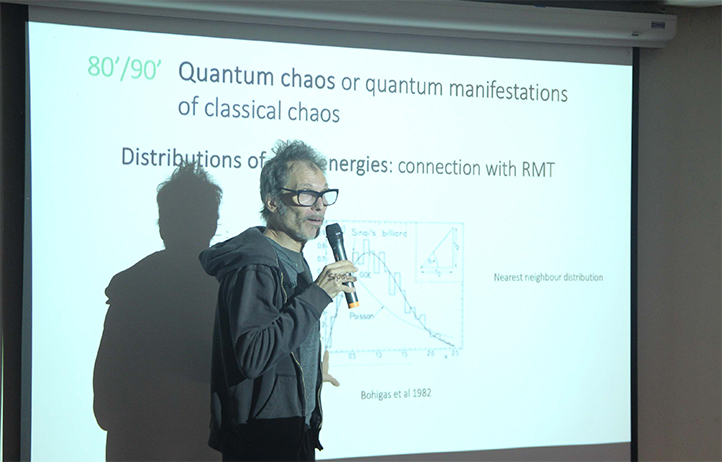 En el XXII Encuentro de Xalapeño de Física impartió la conferencia “El caos cuántico es vintage” 