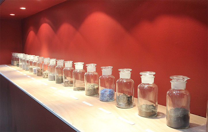 También exhibe, en frascos de cristal, los diversos materiales volcánicos que recolectó y usó en las diferentes piezas 