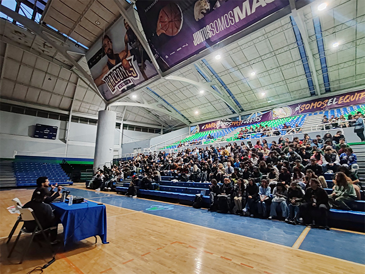 En el Gimnasio Nido del Halcón, el investigador declaró que las instituciones deportivas se nutren de la cultura de diversos países 