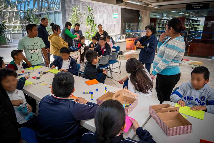 Alumnas y alumnos de cuarto grado participaron en un taller de encuadernación 