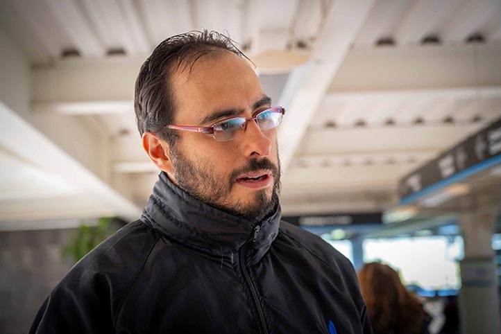 David González, encargado de servicio al público, dijo que esta forma de celebración es una invitación a la lectura 