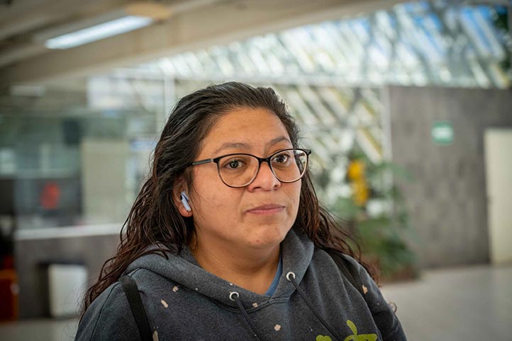Ariadna Capetillo, mamá de Tadeo, niño de 10 años que participó en el taller de encuadernación 