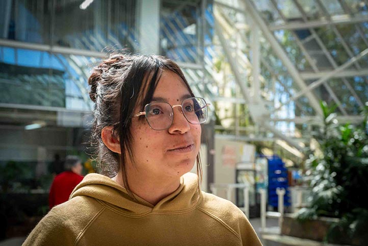 Abril Xcaret es mamá de una niña de 10 años con quien compartió su gusto por visitar la USBI y sumarse a las actividades 