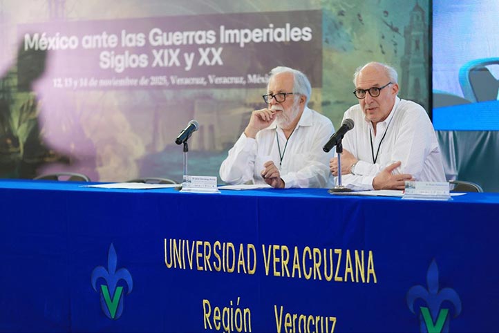 El historiador Javier Garciadiego Dantán impartió la conferencia magistral “La guerra en la historia de México: una visión comparativa”, moderada por Pablo Yankelevich, investigador de El Colegio de México 