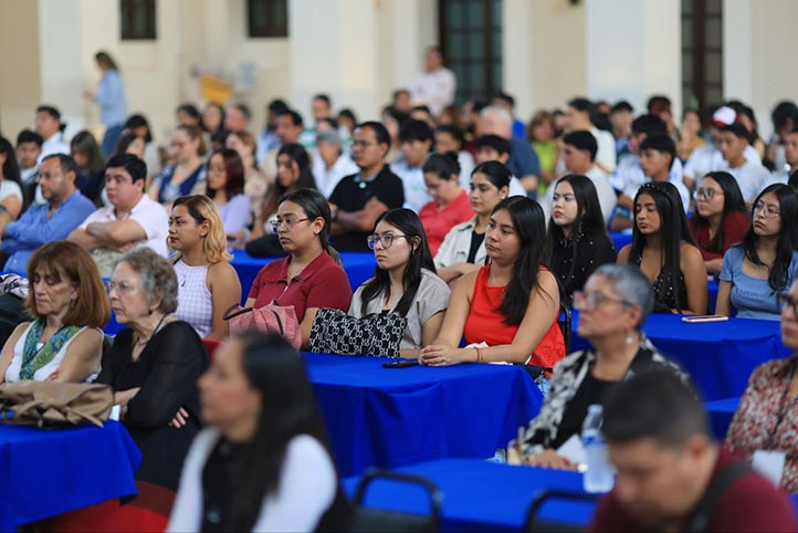 Académicos, estudiantes y público interesado participaron en el primer día de actividades del congreso 