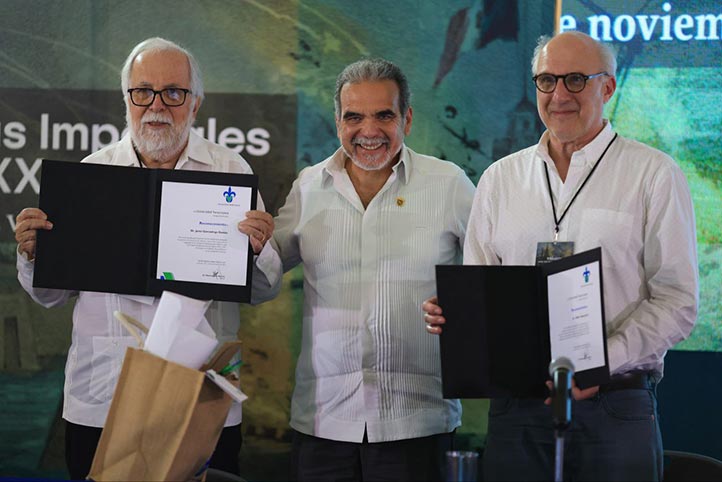 Luego de la participación, el rector Martín Aguilar Sánchez hizo entrega de reconocimientos por su participación a Garciadiego Dantán y Yankelevich 