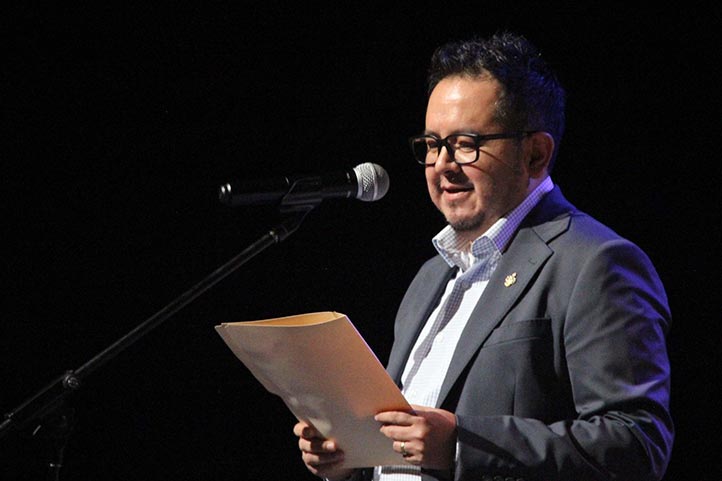 “Los que hacemos teatro nacimos necios, necios en seguir creando, incluso en la adversidad”, expresó Arturo Sandoval 