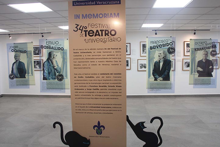 En el vestíbulo está la Exposición In memoriam, dedicada a los maestros Jorge Castillo, Octavio Rivera Krakowska y Francisco Beverido 