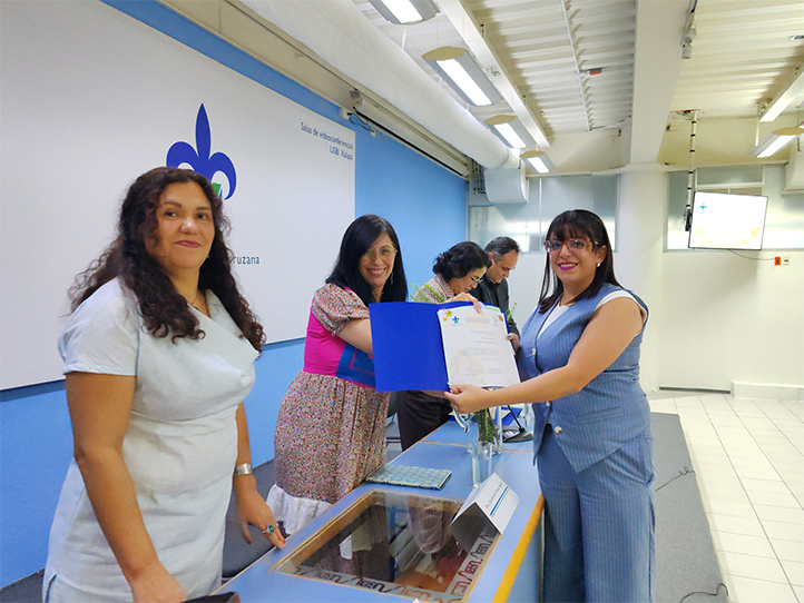  Las jóvenes recibieron un diploma por parte de las autoridades universitarias 