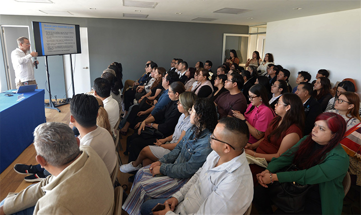 Estudiantes, docentes, integrantes de colectivos de búsqueda y público en general dialogaron con el especialista del CICR 