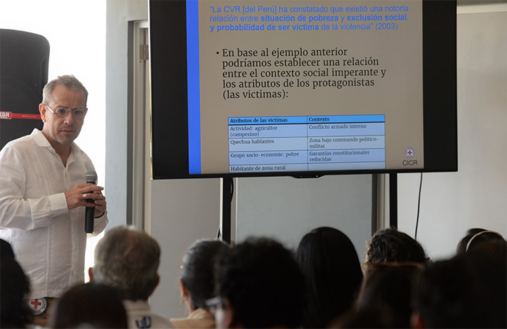 Académicos y público interesado en los procesos de búsqueda e identificación humana escucharon atentamente al arqueólogo 