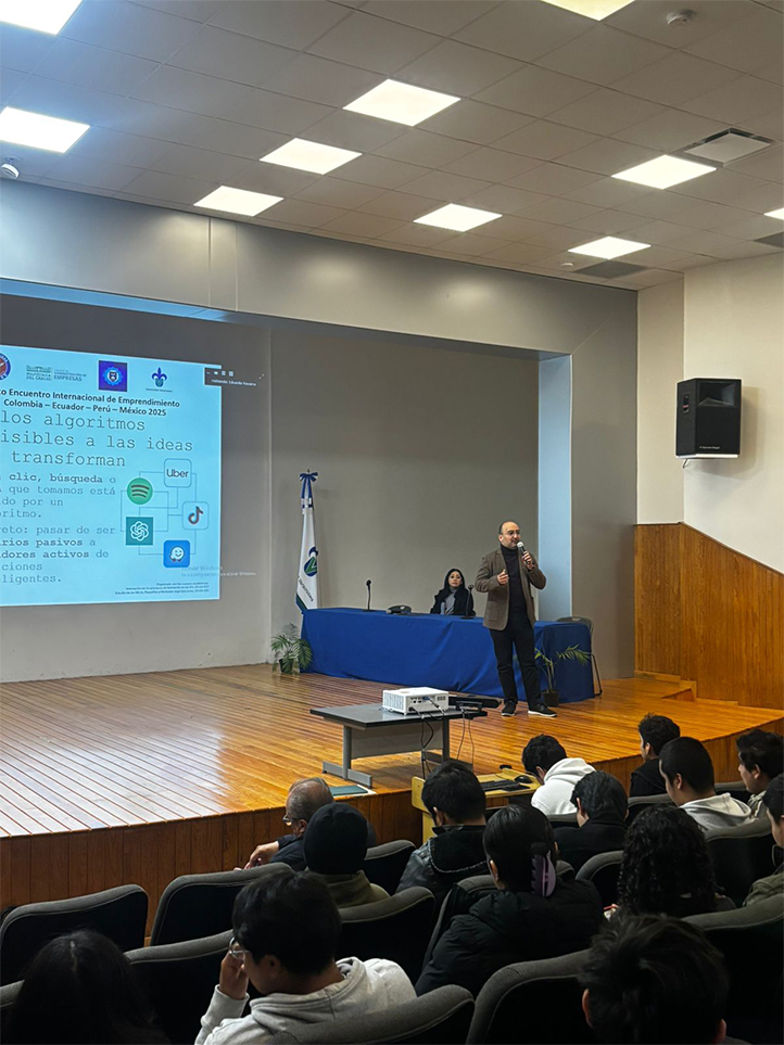 Manuel Suárez, coordinador del DIES de la UV, impartió conferencia sobre IA y emprendimiento inteligente