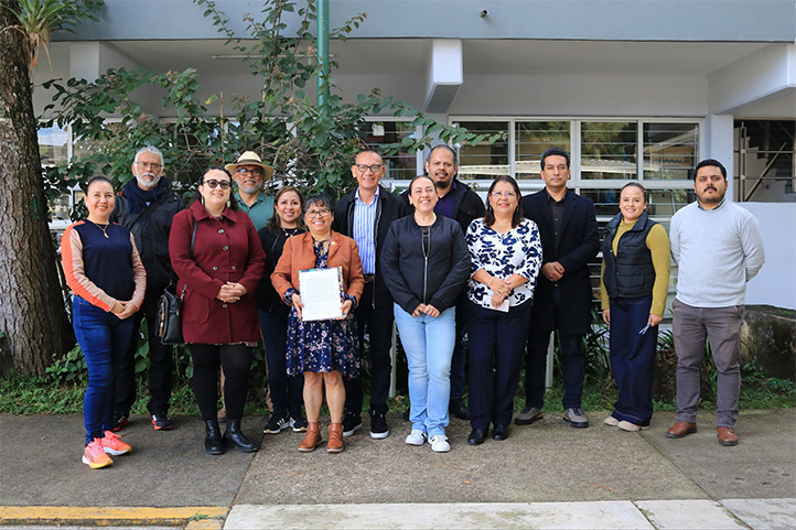 Autoridades universitarias, luego de la firma del acta de entrega instalaciones de la Unidad de Humanidades
