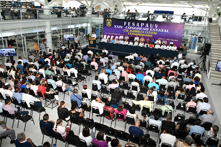 Académicos de todas las regiones se congregaron en el patio central de la USBI