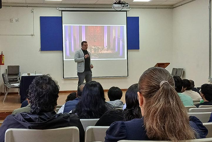 Aunque pueda automatizar tareas, el criterio humano será esencial para evaluar y mejorar la música generada por IA, dijo en su charla 