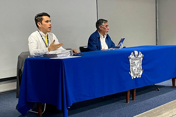Axel Manuel Navarro Hernández, director de la Facultad de Psicología, encabezó una reunión en el auditorio de la entidad académica, acompañado de Sebastián Figueroa Rodríguez, consejero maestro 