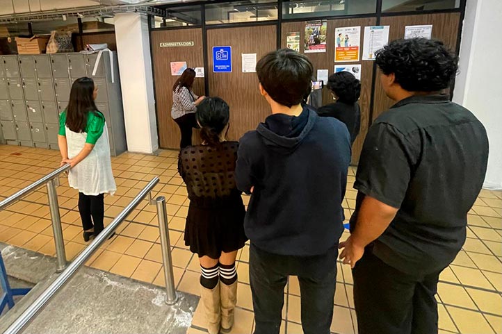 Autoridades universitarias, junto con una comitiva estudiantil hicieron un recorrido para recibir las áreas que se acordó liberar 