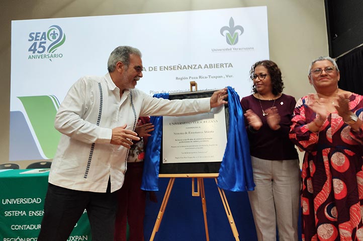 Autoridades universitarias develaron la placa conmemorativa del 45 aniversario del SEA, en el marco del regreso presencial de actividades 