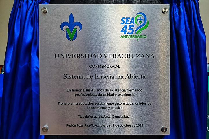 Placa conmemorativa del 45 aniversario del SEA que hoy reincorpora a actividades a más de mil estudiantes 
